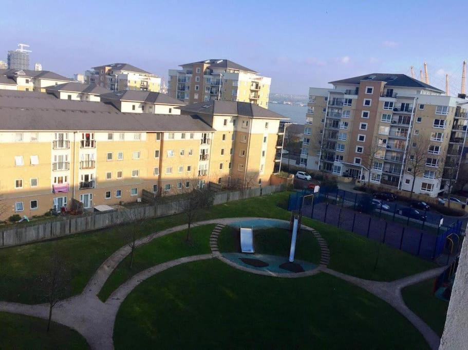 1 Bedroom Flat Near Excel, O2, Canary Wharf - ロンドン エクステリア 写真